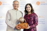 Yunus hands over International Children's Peace Prize to 16 year old environmental activist at the Hague Yunus hands over International Children's Peace Prize to 16 year old environmental activist at the Hague